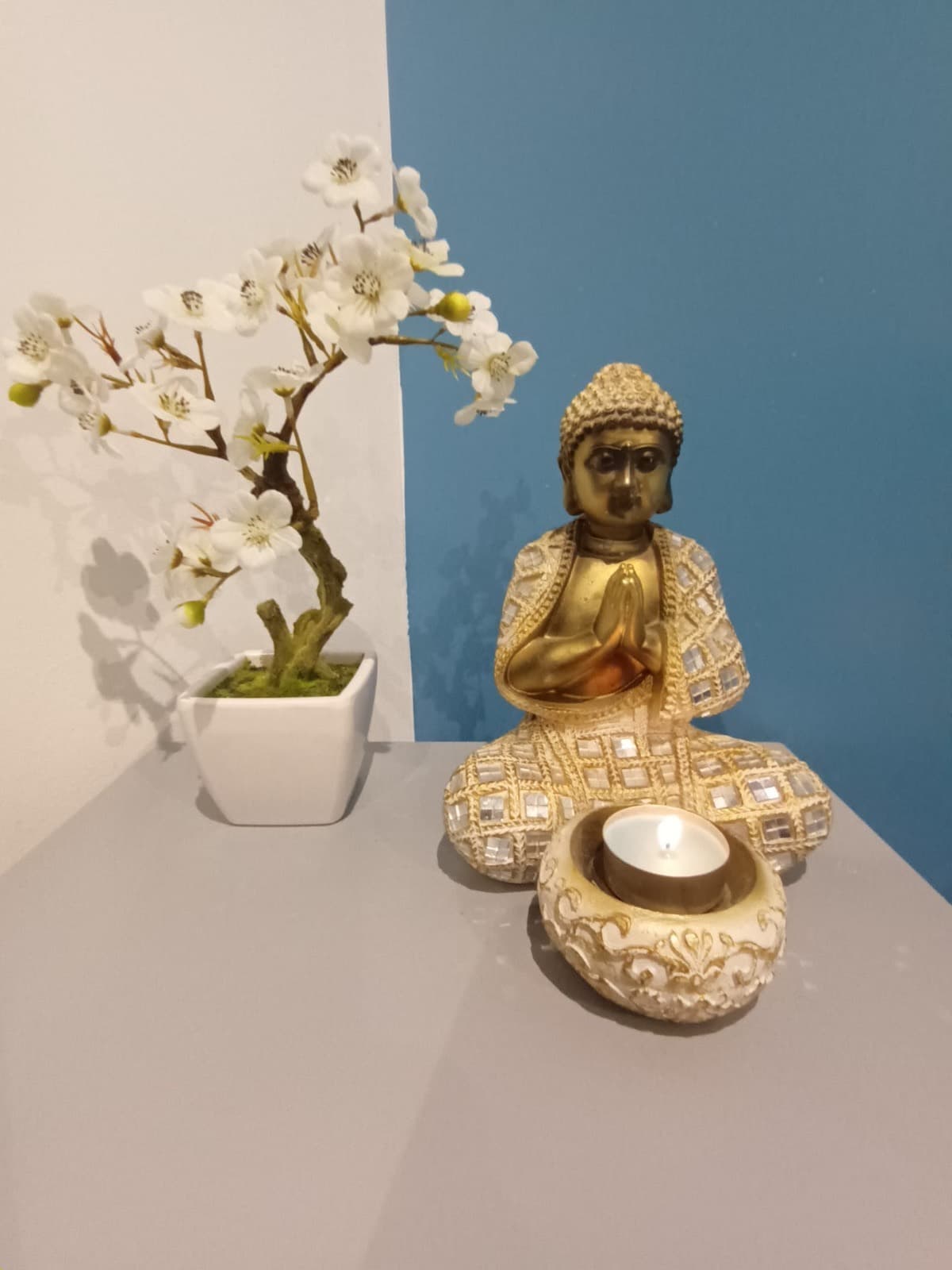 Orchidée et bougie dans l'espace de soin