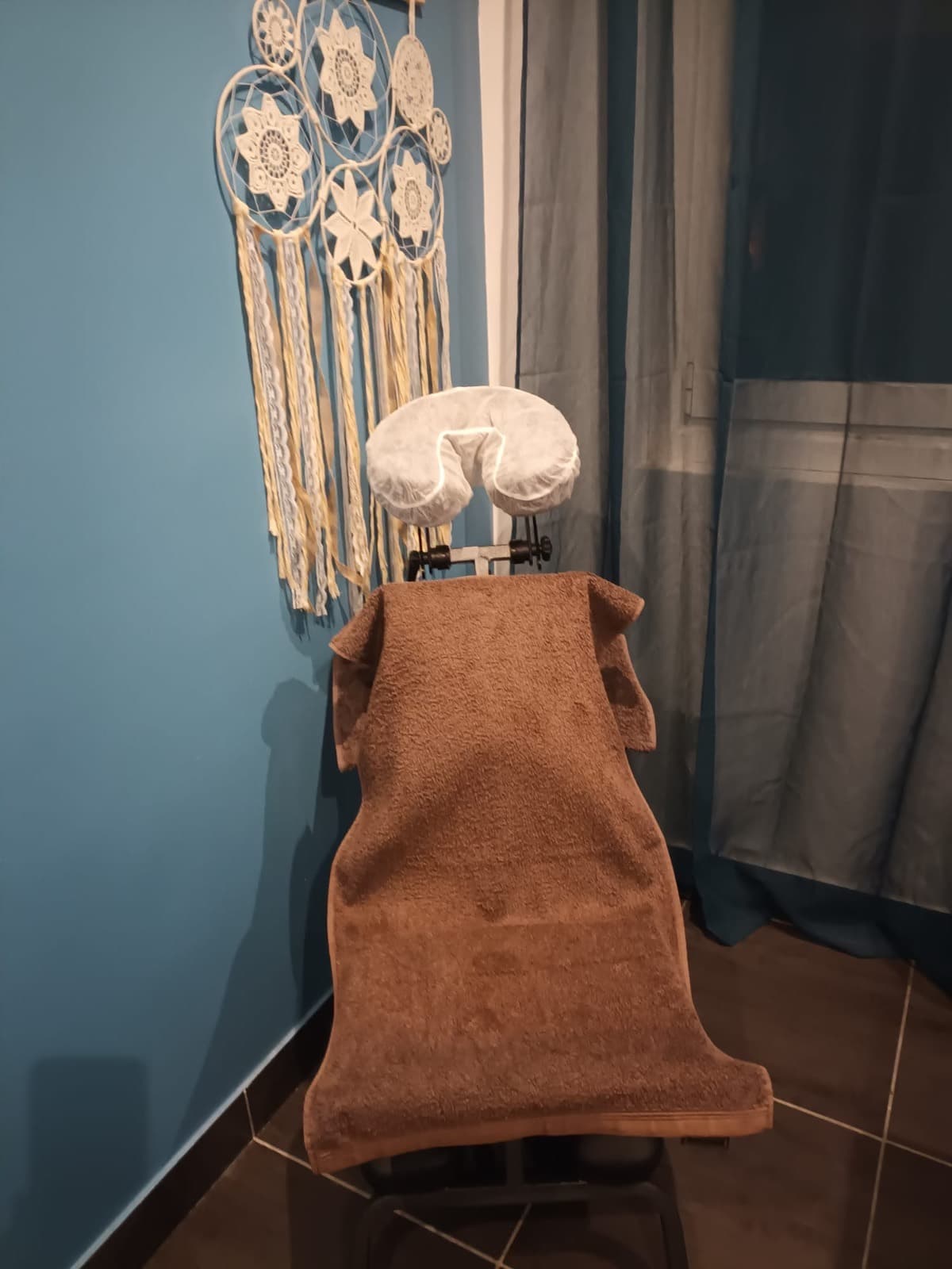 La table de massage du cabinet, prête pour une séance