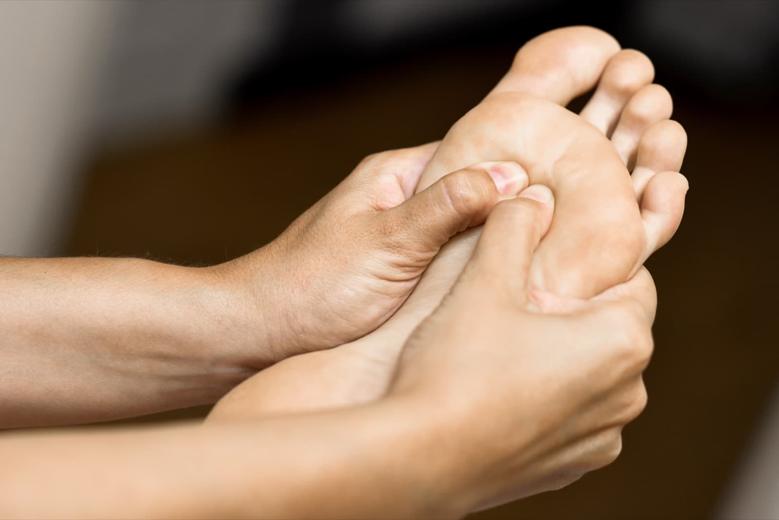 Massage des zones réflexes sous le pied
