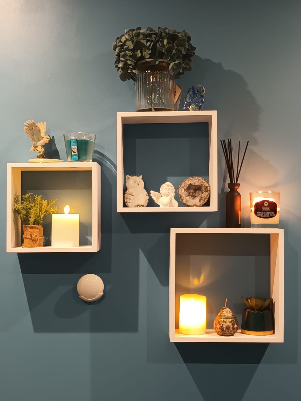 Étagères, bougies et objets de décoration du cabinet